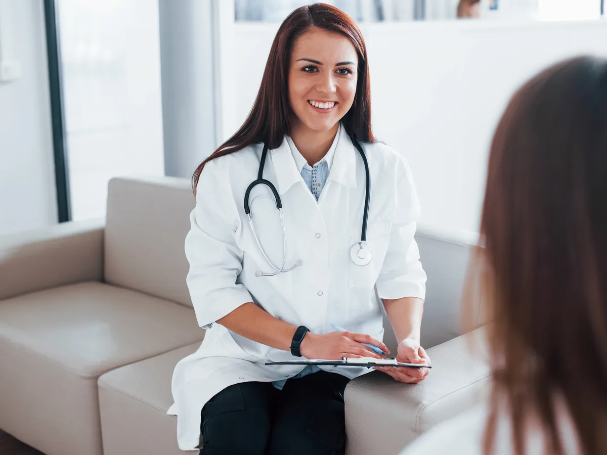 Médica conversando com paciente de forma humanizada em consulta na Clínica Mais Pacientes
