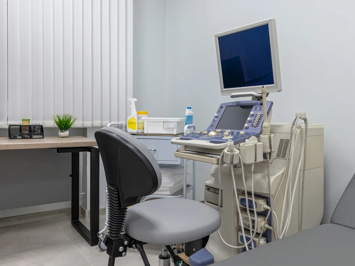 Equipamento de ultrassom moderno em sala de exames da Clínica Mais Pacientes